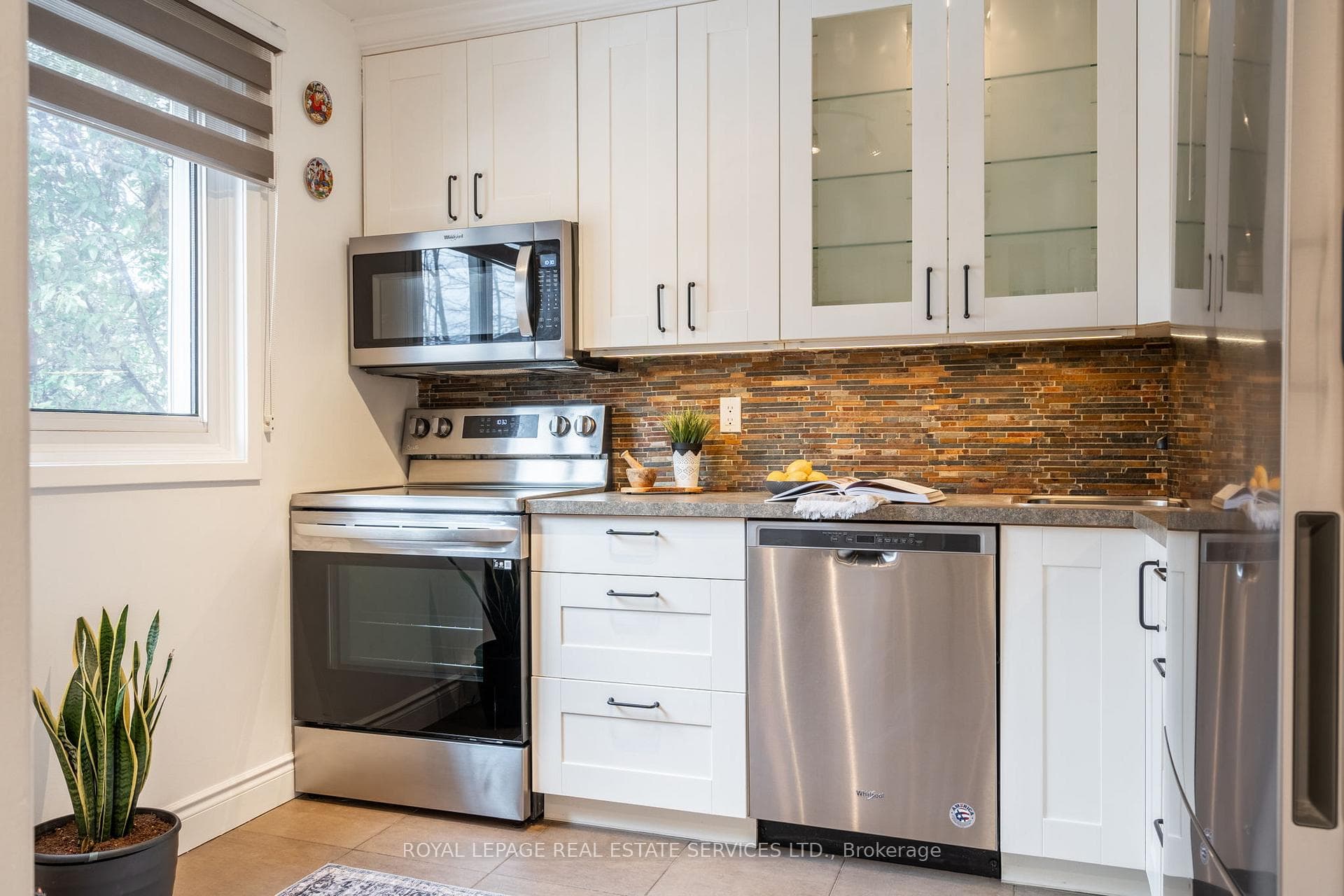 2067 Marine Drive Unit 14 photo 3
