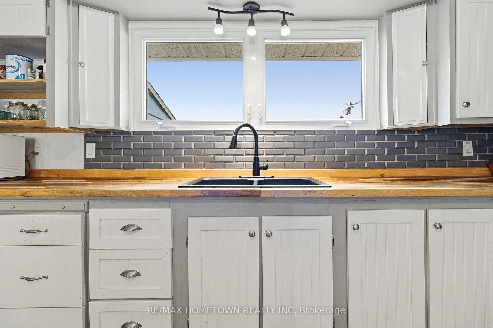 2038 Dundas Street photo 17
