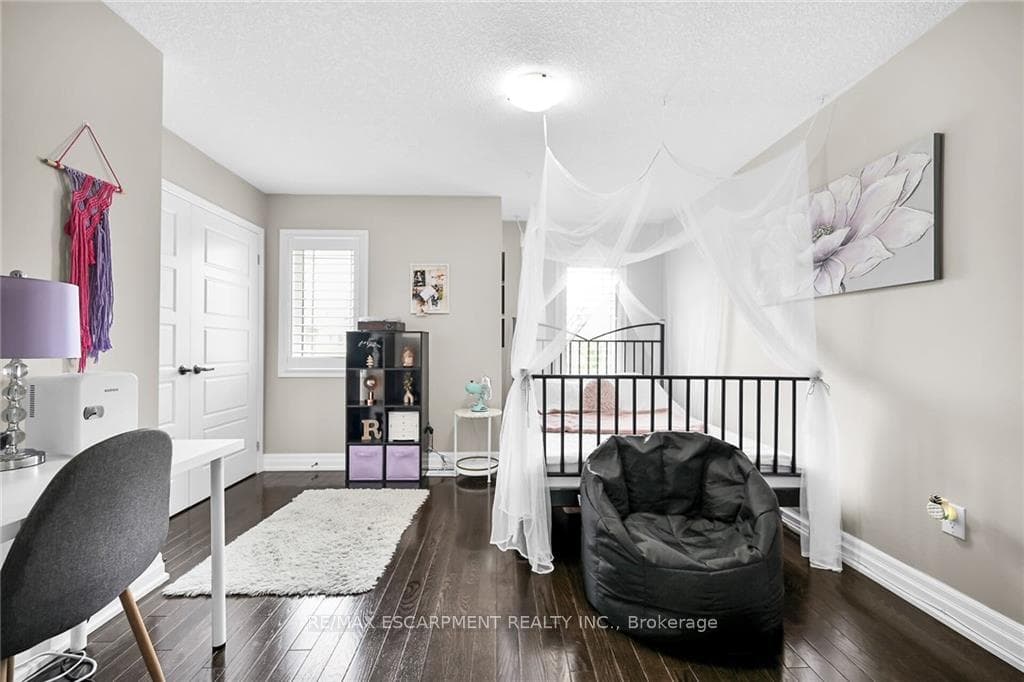 68 Larry Crescent photo 25
