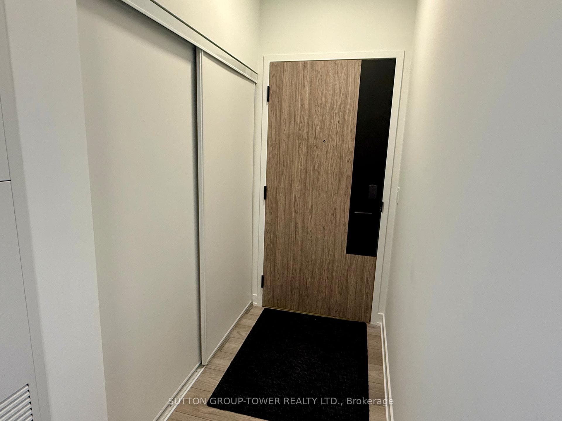 1007 The Queensway N/A Unit 914 photo 3