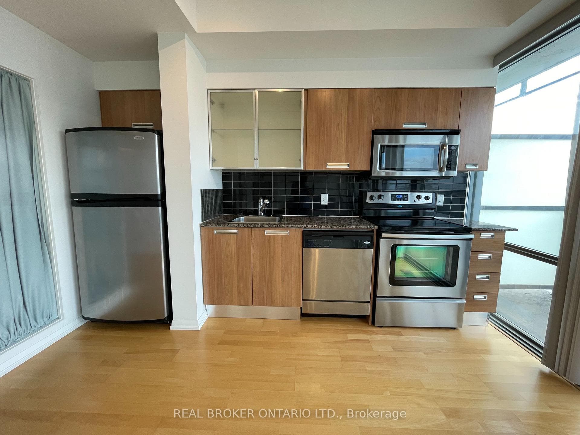 37 Grosvenor Street Unit 3105 photo 6