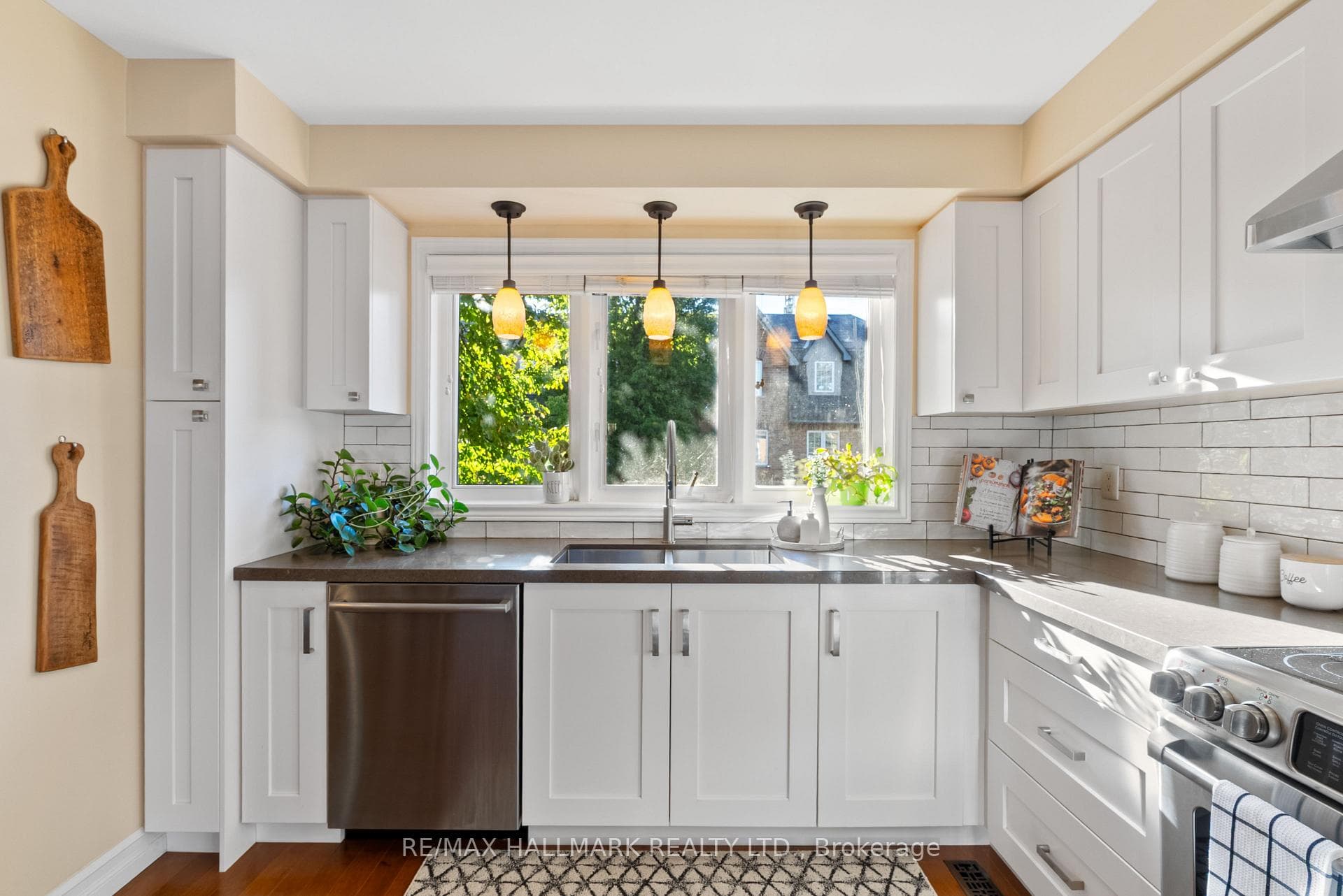West facing sun streams in Kitchen in afternoon!