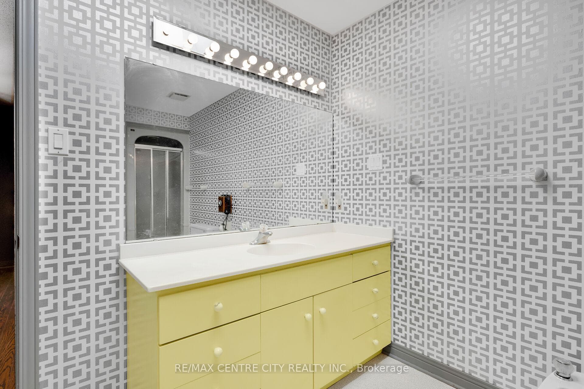 439 Grosvenor Street photo 25