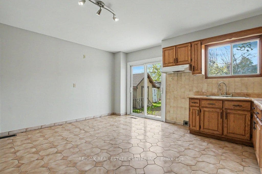 273 Elliott Street photo 14