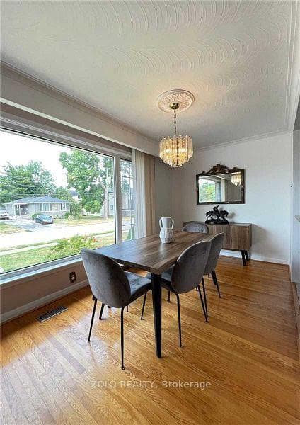 346 Wenlock Ave. Avenue Unit Main Floor photo 4