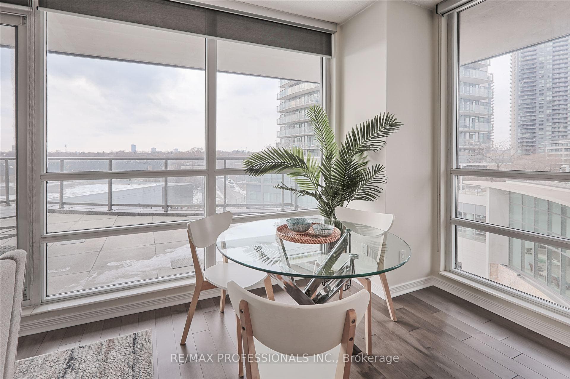 2240 Lake Shore Boulevard photo 15