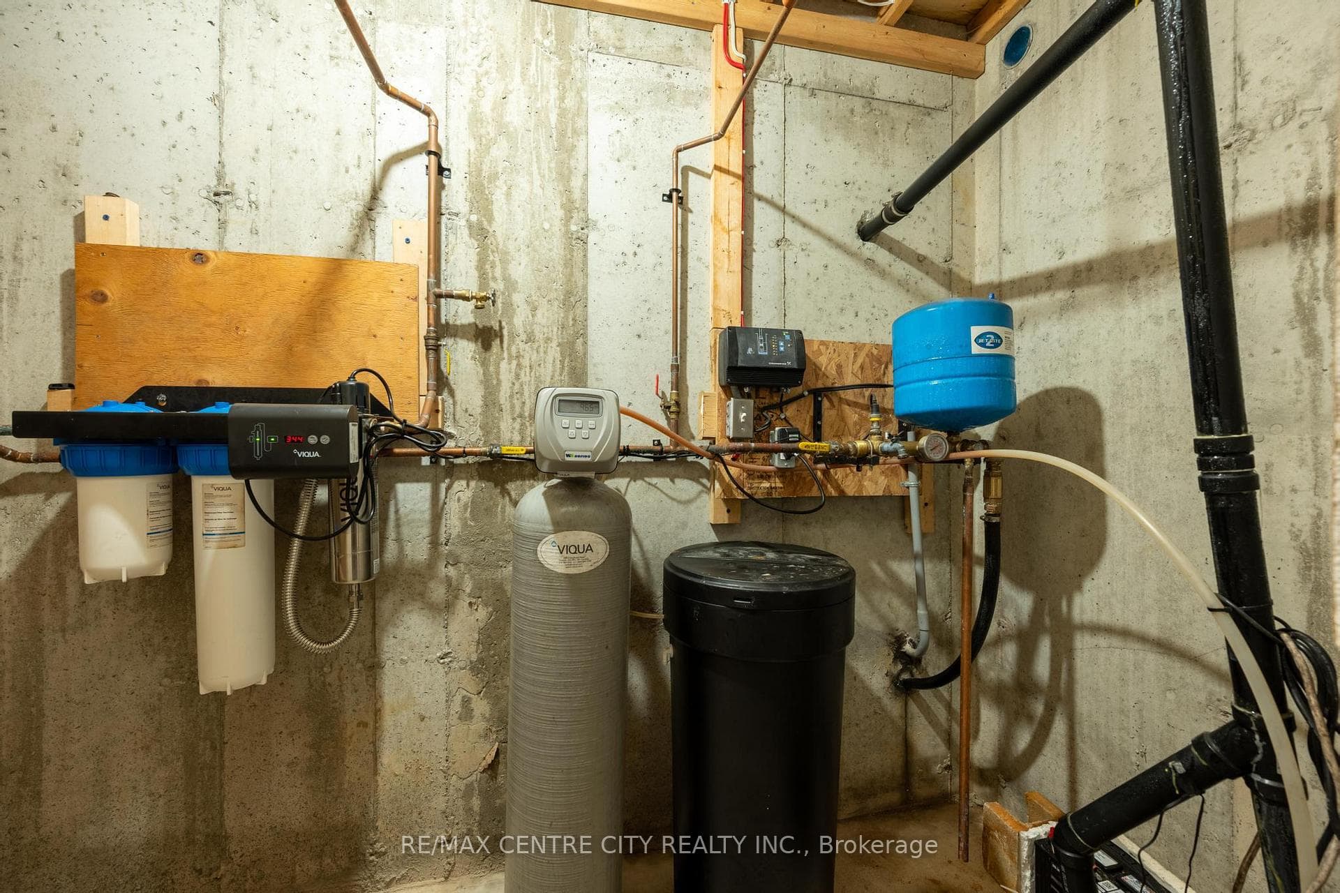 2580 Dundas Street photo 31