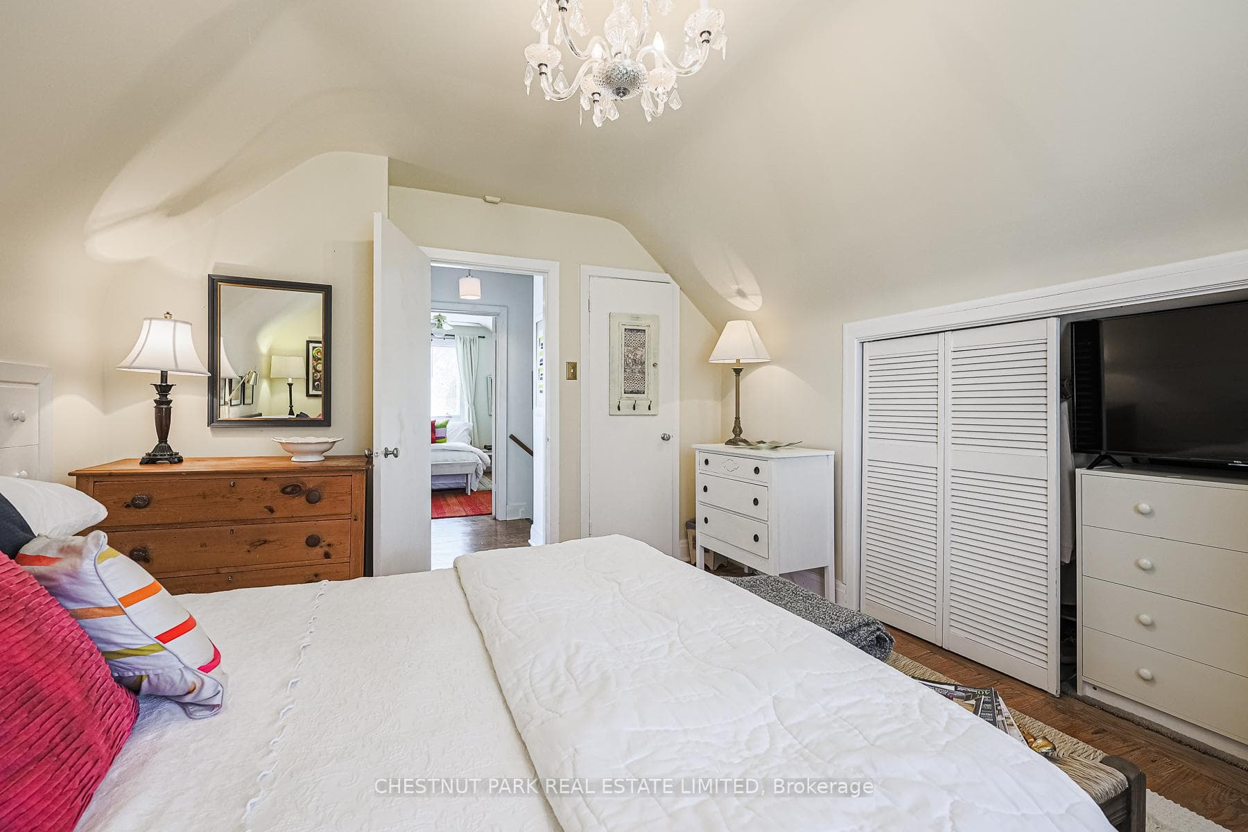140 Kingsway Crescent photo 17