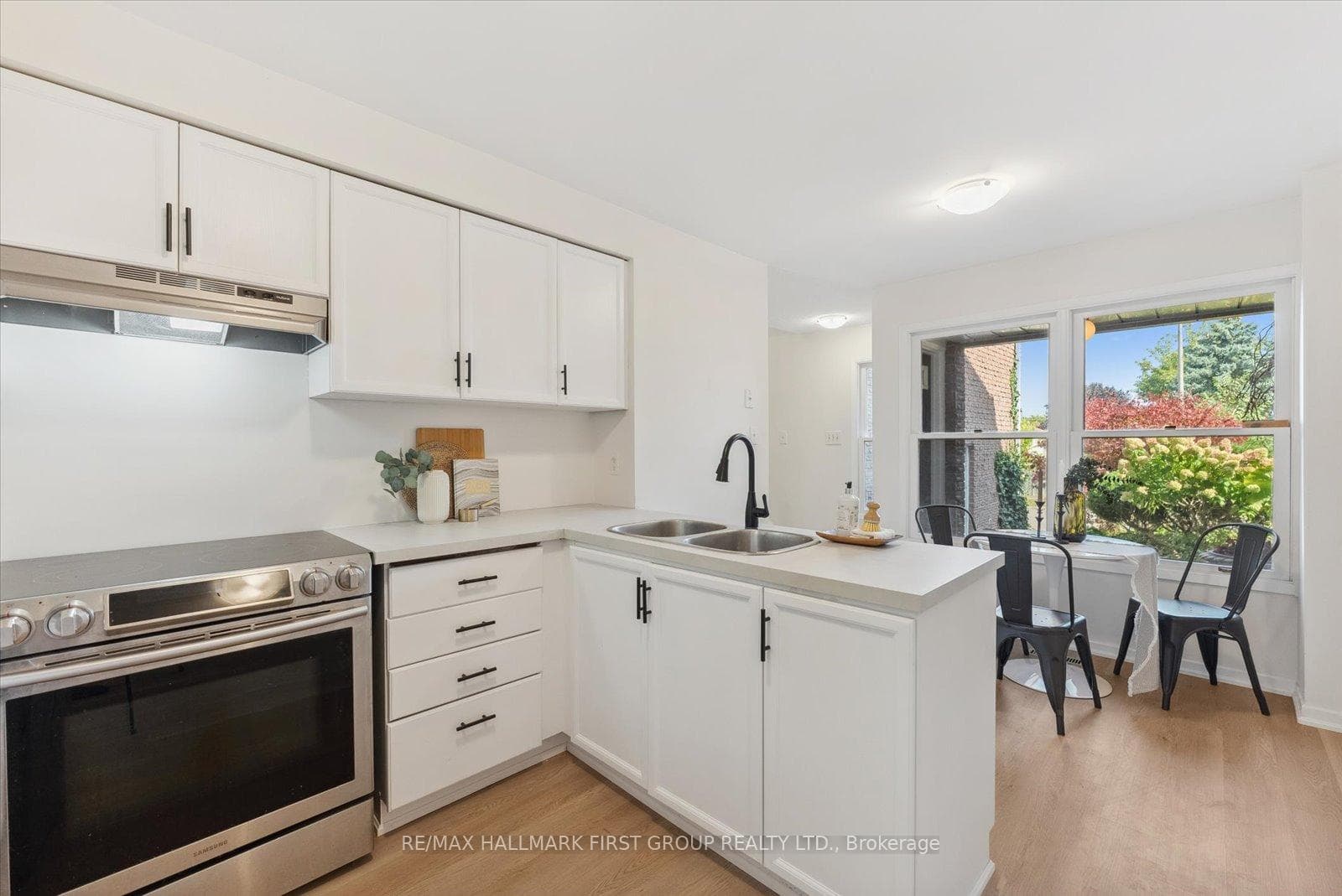 1041 Rathmore Crescent photo 5