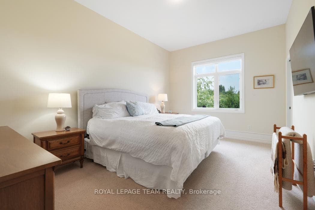 316 Serenade Crescent photo 23