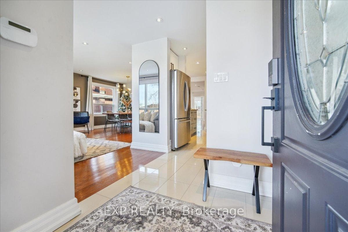 137 Kingsview Boulevard photo 3
