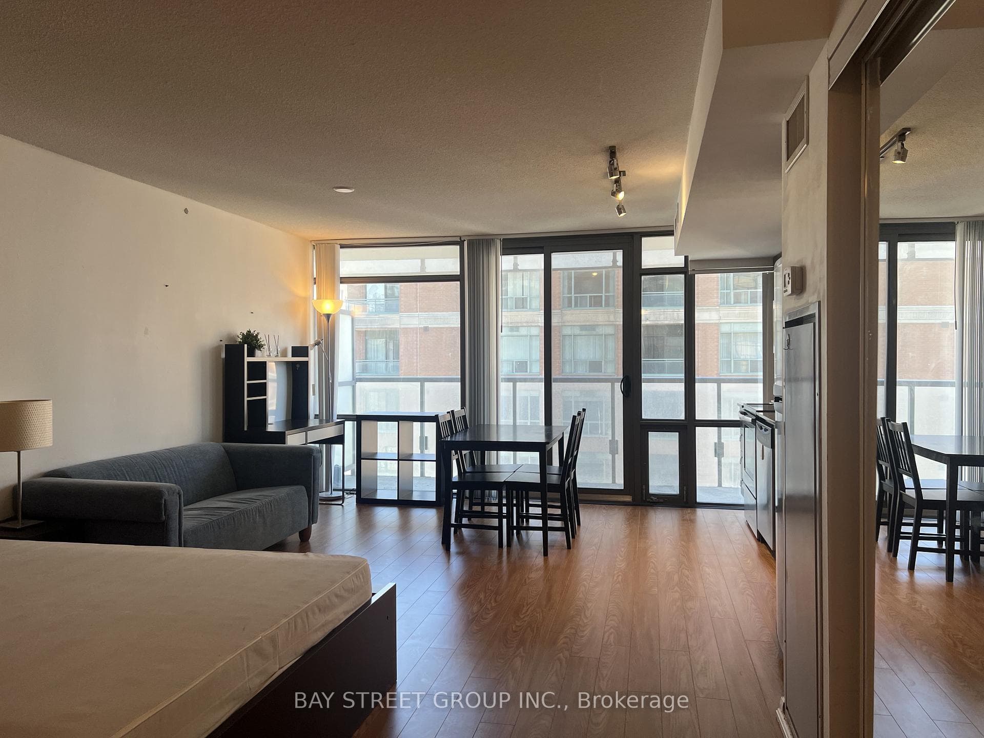 37 Grosvenor Street Unit 605 photo 5