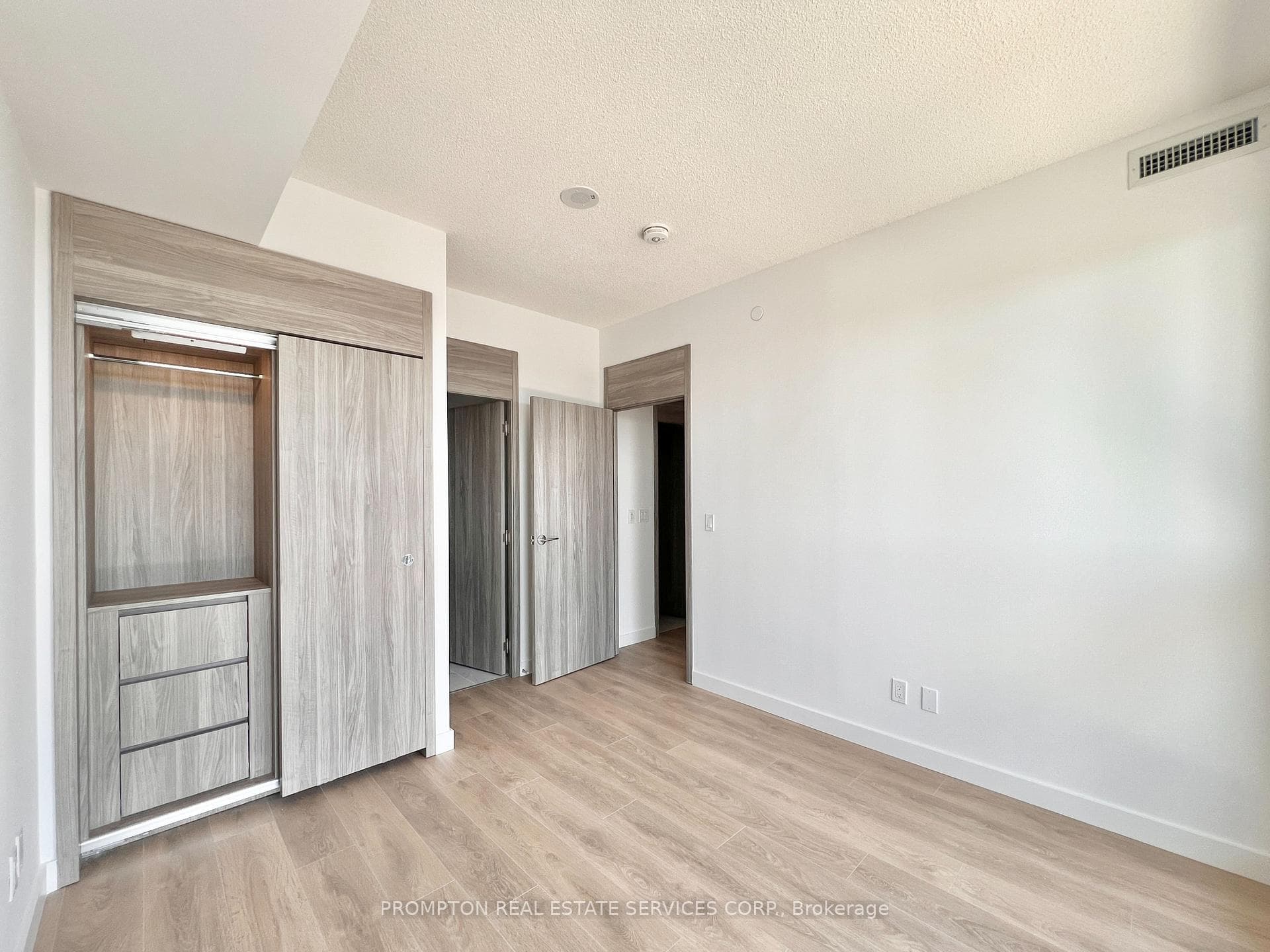 68 Esther Shiner Boulevard Unit 2016 photo 17