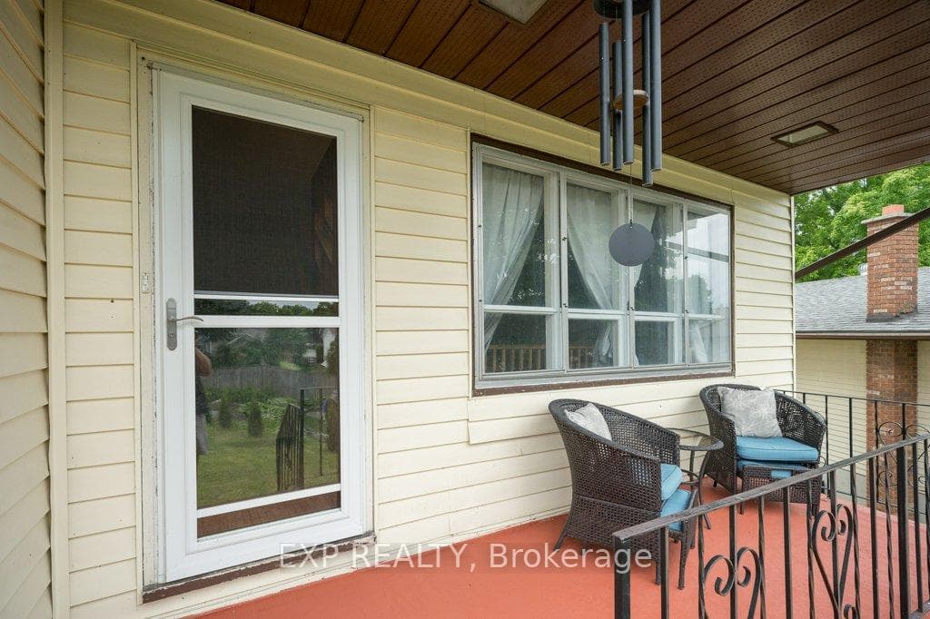 74 Kerr Crescent photo 3