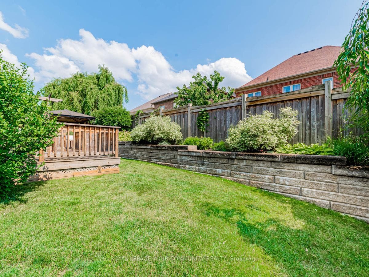 201 Queen Filomena Avenue photo 37