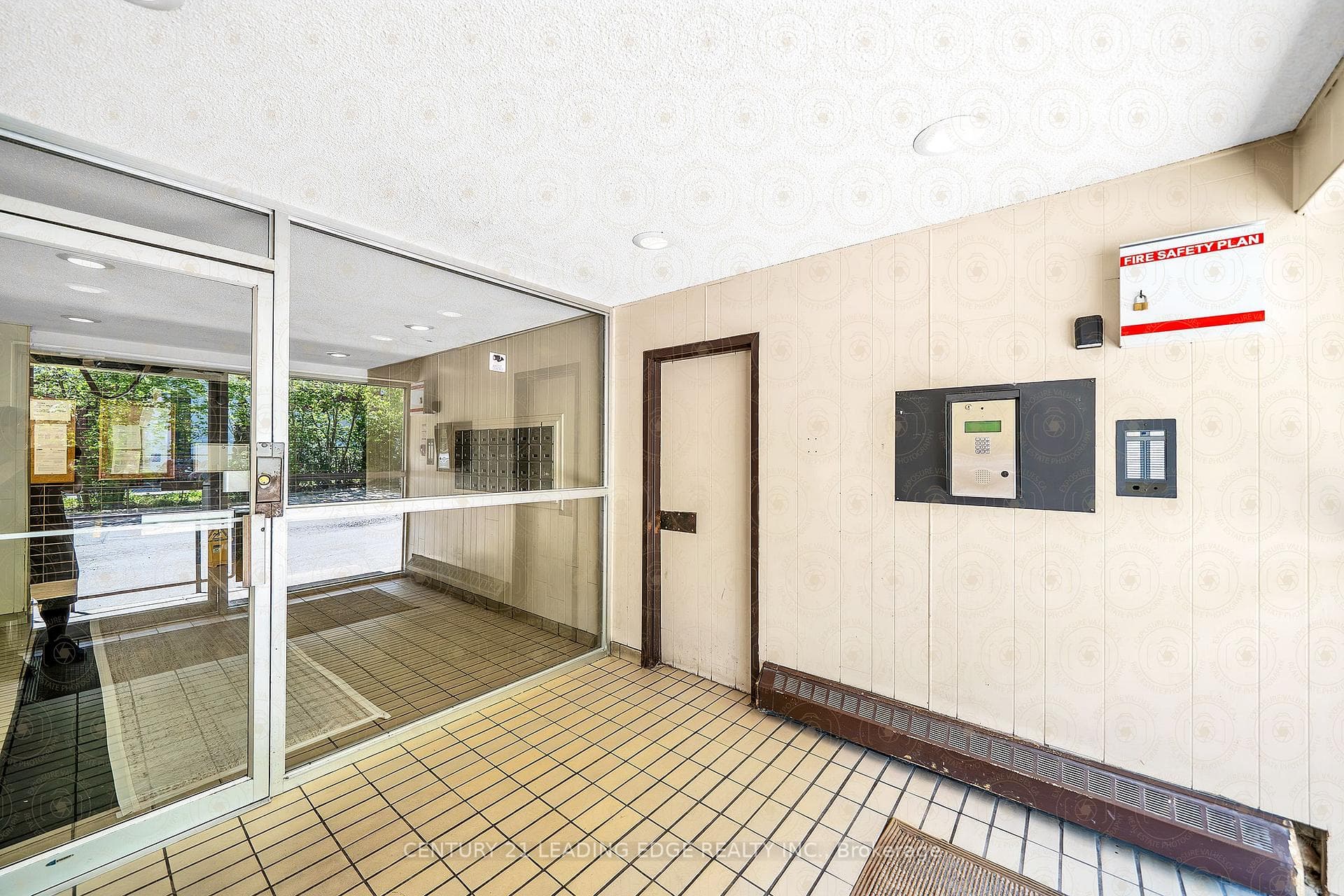 1690 Victoria Park Avenue Unit 102 photo 2