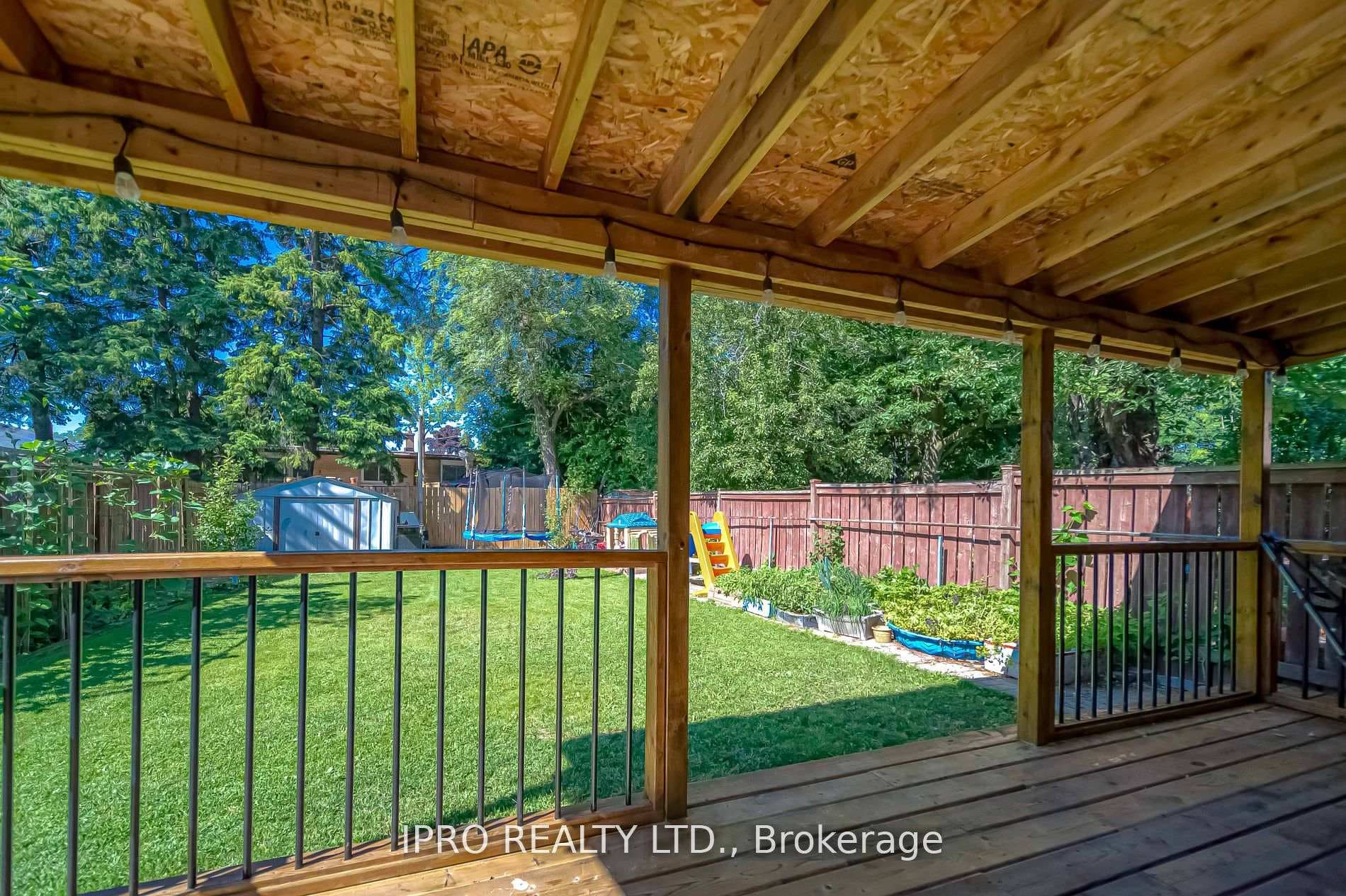 1512 Sandgate Crescent photo 34