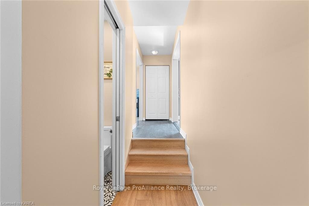 6083 BANK Street photo 8
