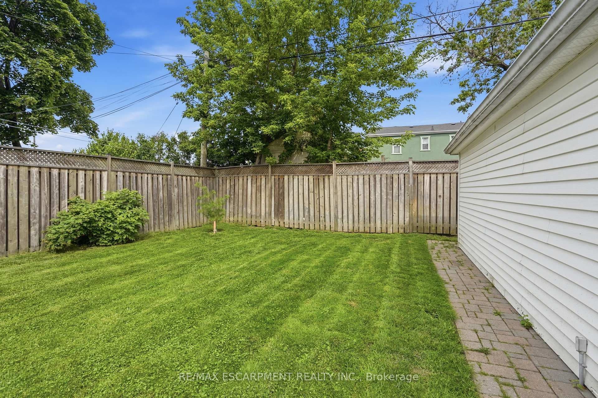 17 Tuxedo Avenue photo 49