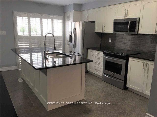 1048 Haxton Heights photo 3