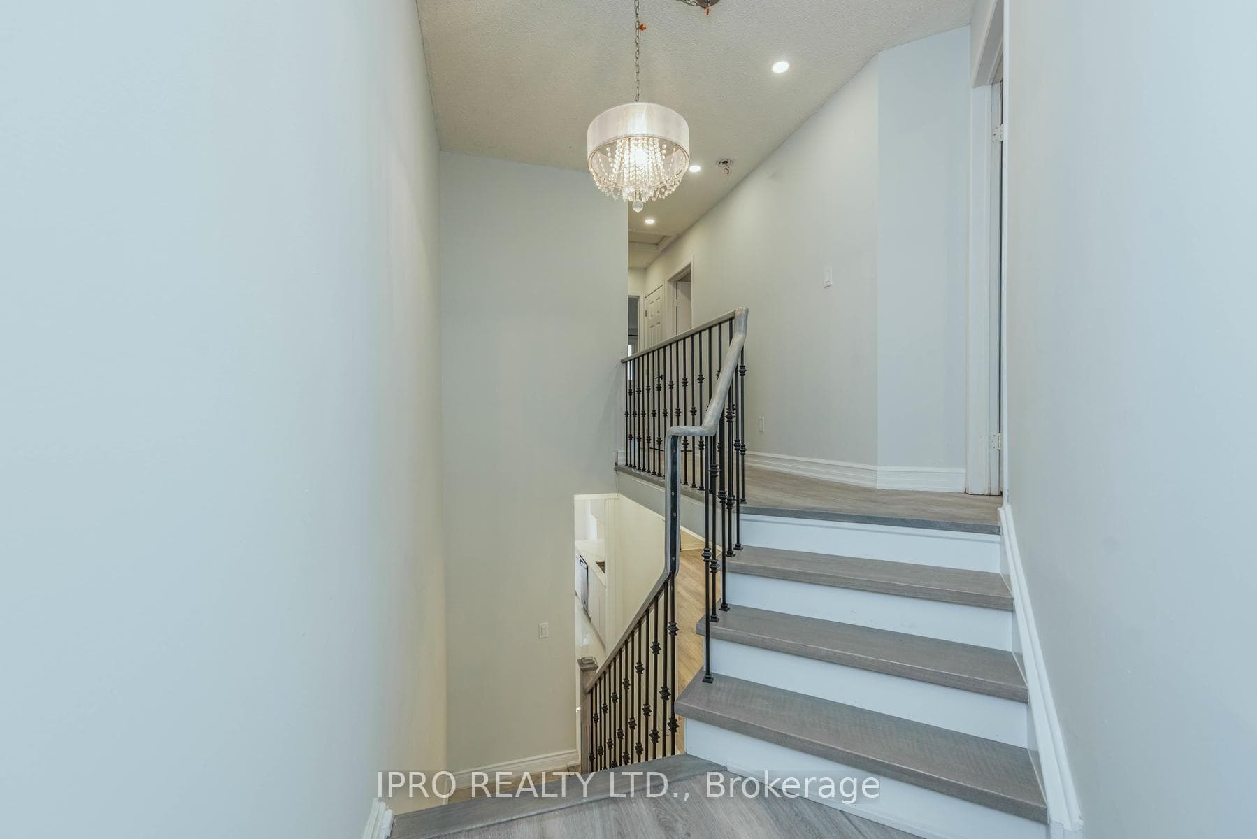 1666 McBrady Crescent photo 12