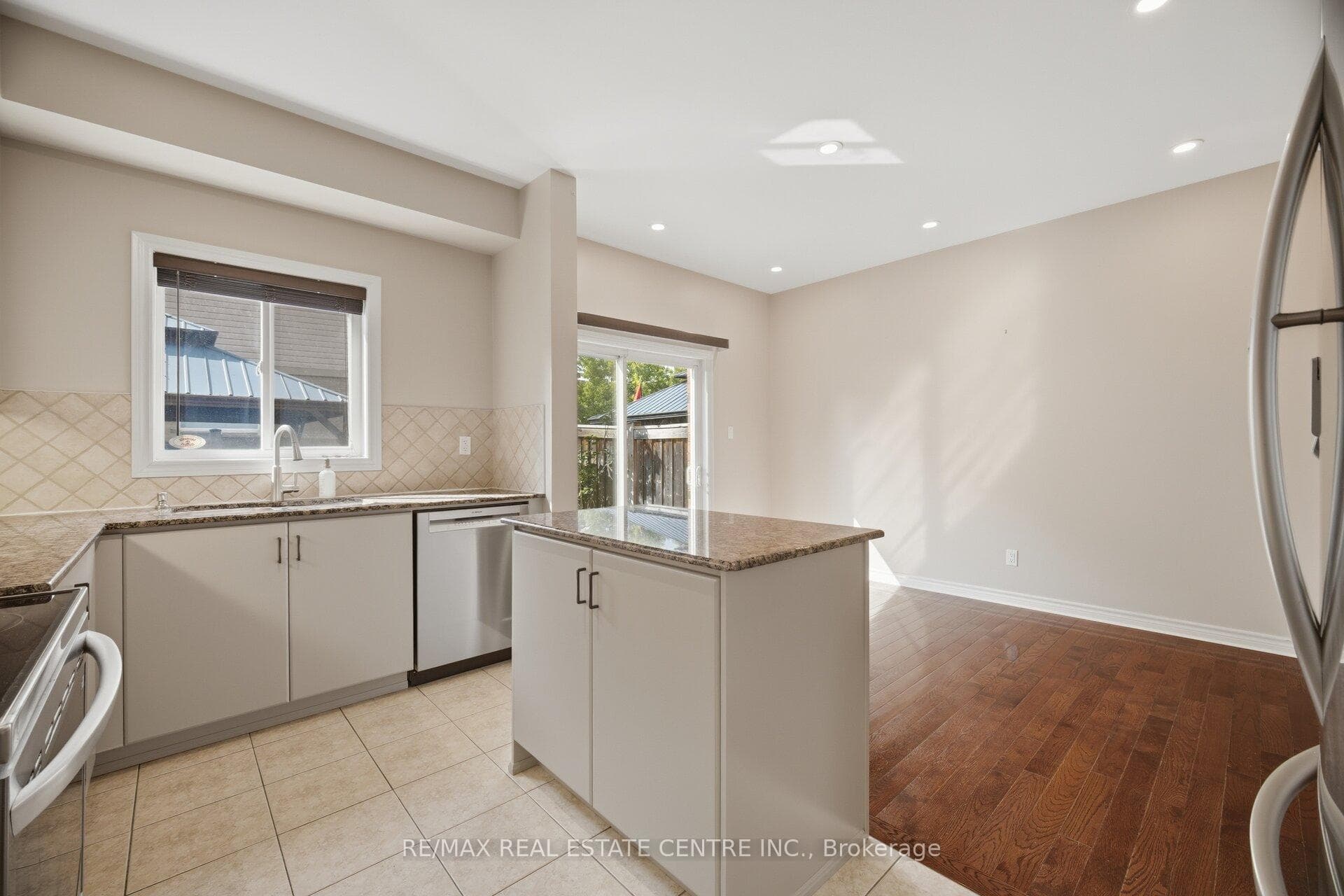 366 Hobbs Crescent photo 18