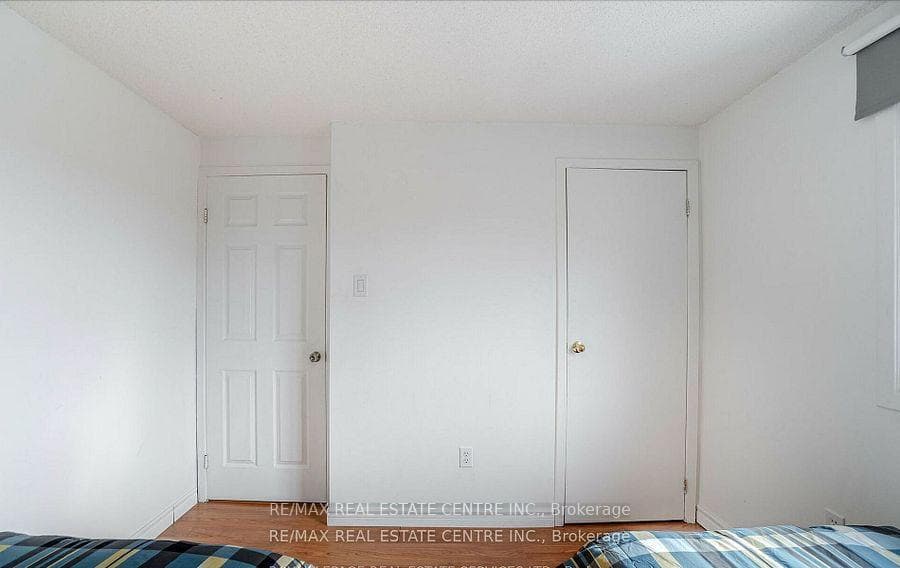 2046 Glenada Crescent photo 28