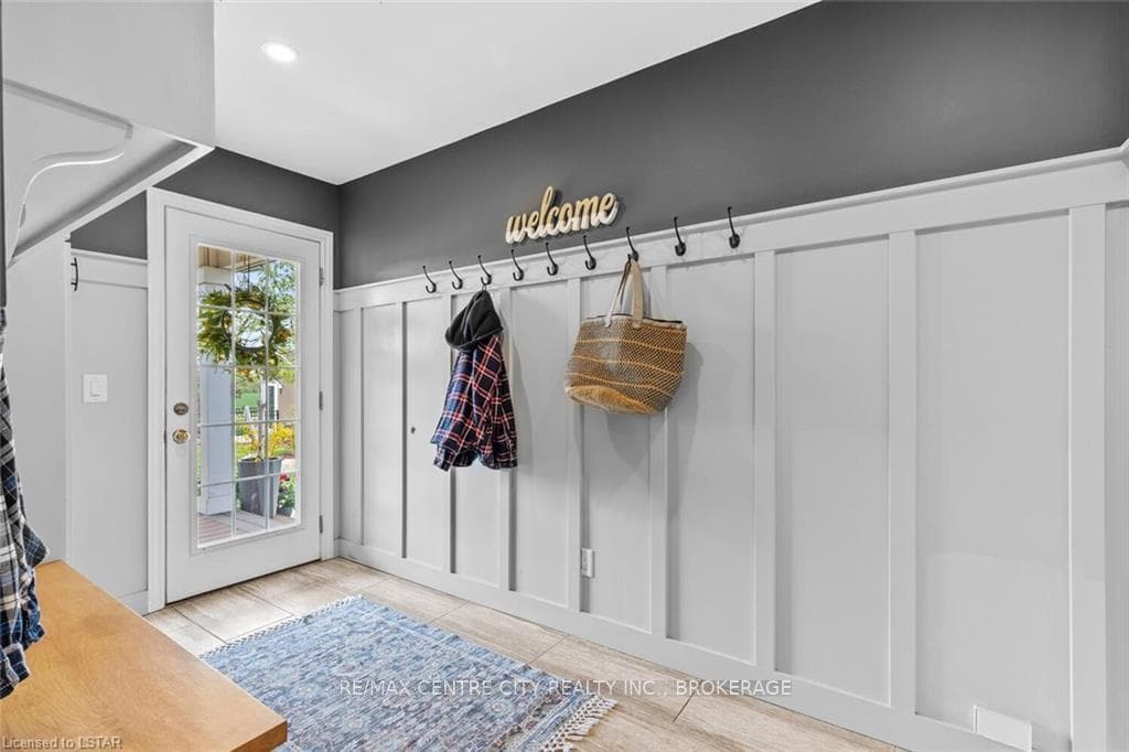 2274 SUNNINGDALE Road photo 17