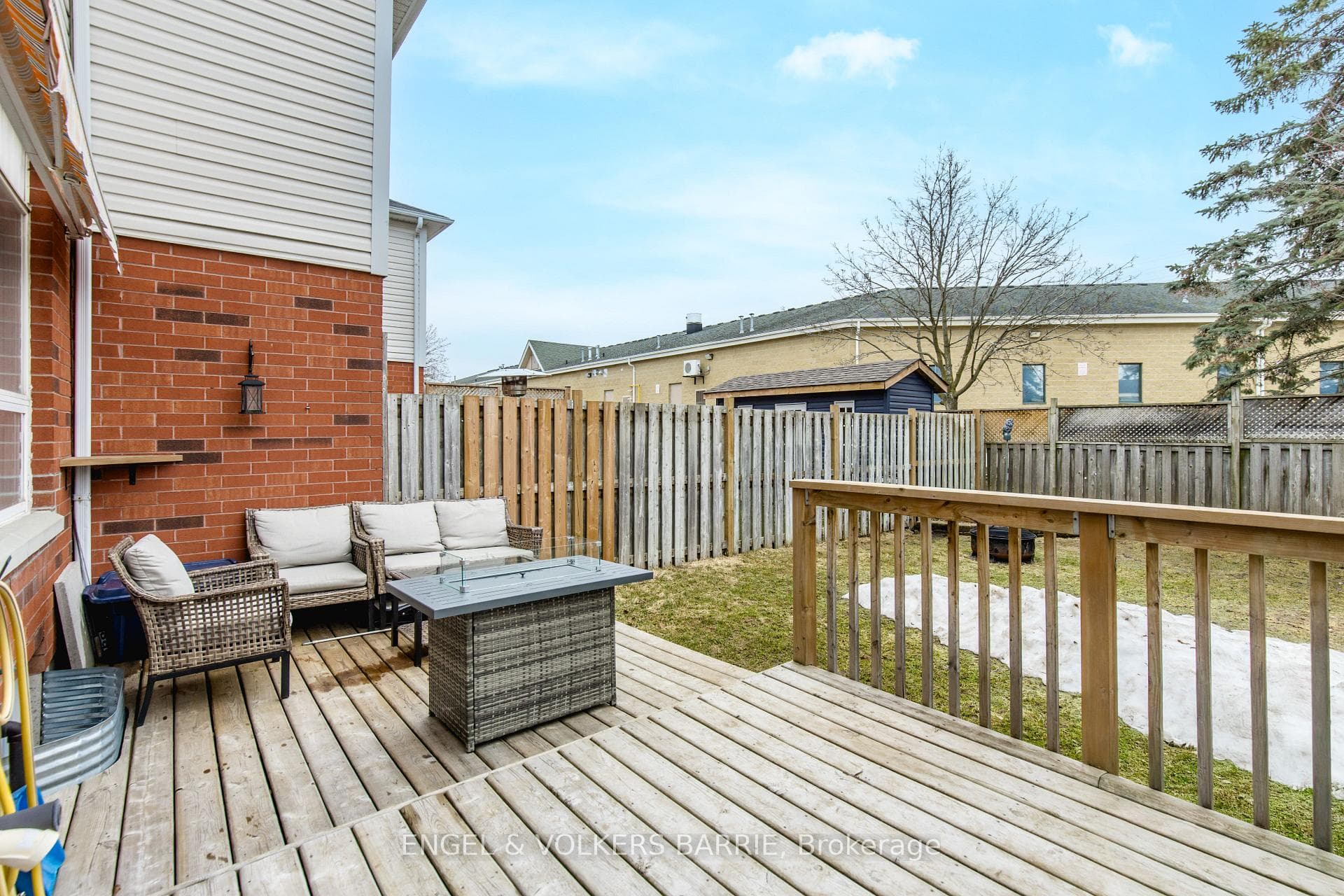 154 PICKETT Crescent photo 38
