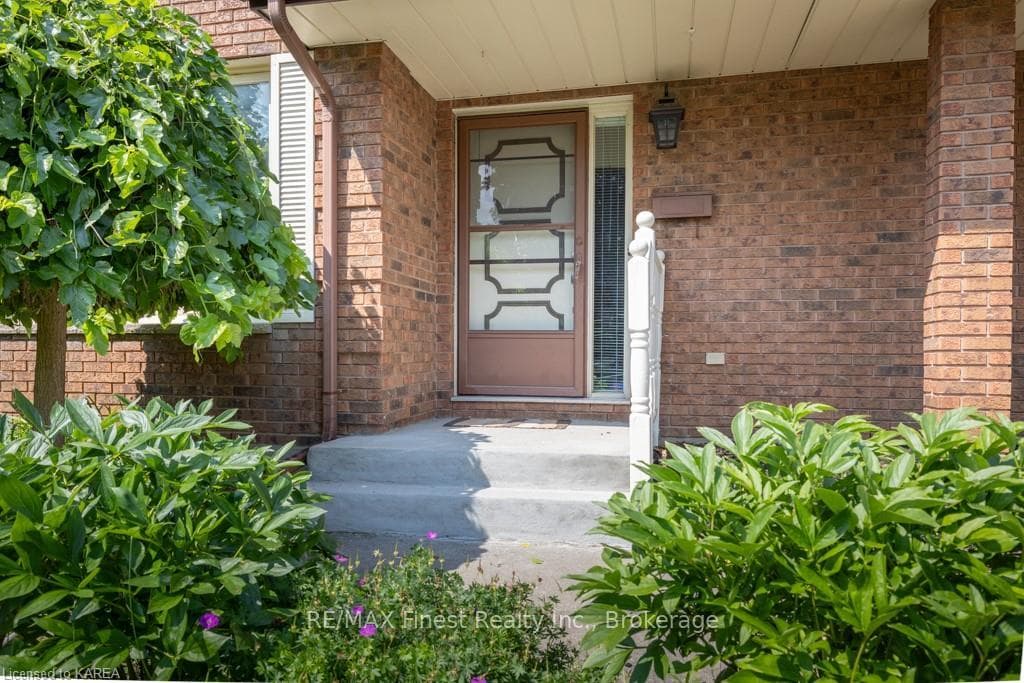 91 NICHOLSON Crescent photo 4