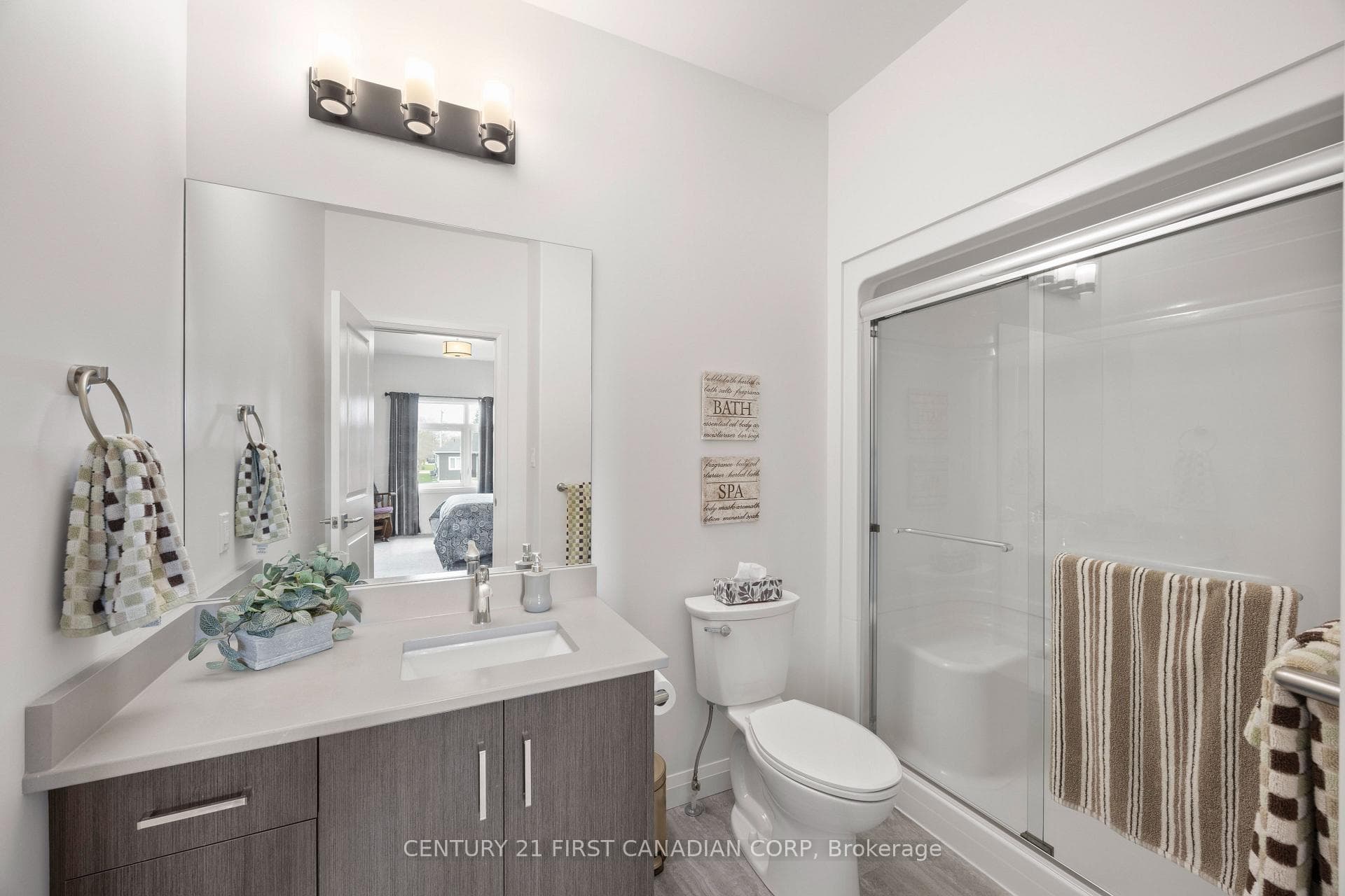 100 Rowe Avenue photo 26