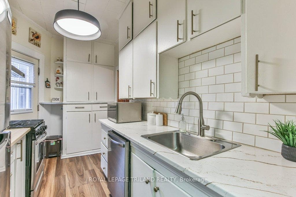 941 QUEENS Avenue photo 19