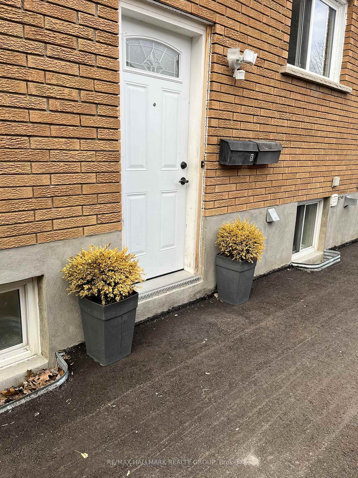 1540 B Maxime - Side door to basement apartment