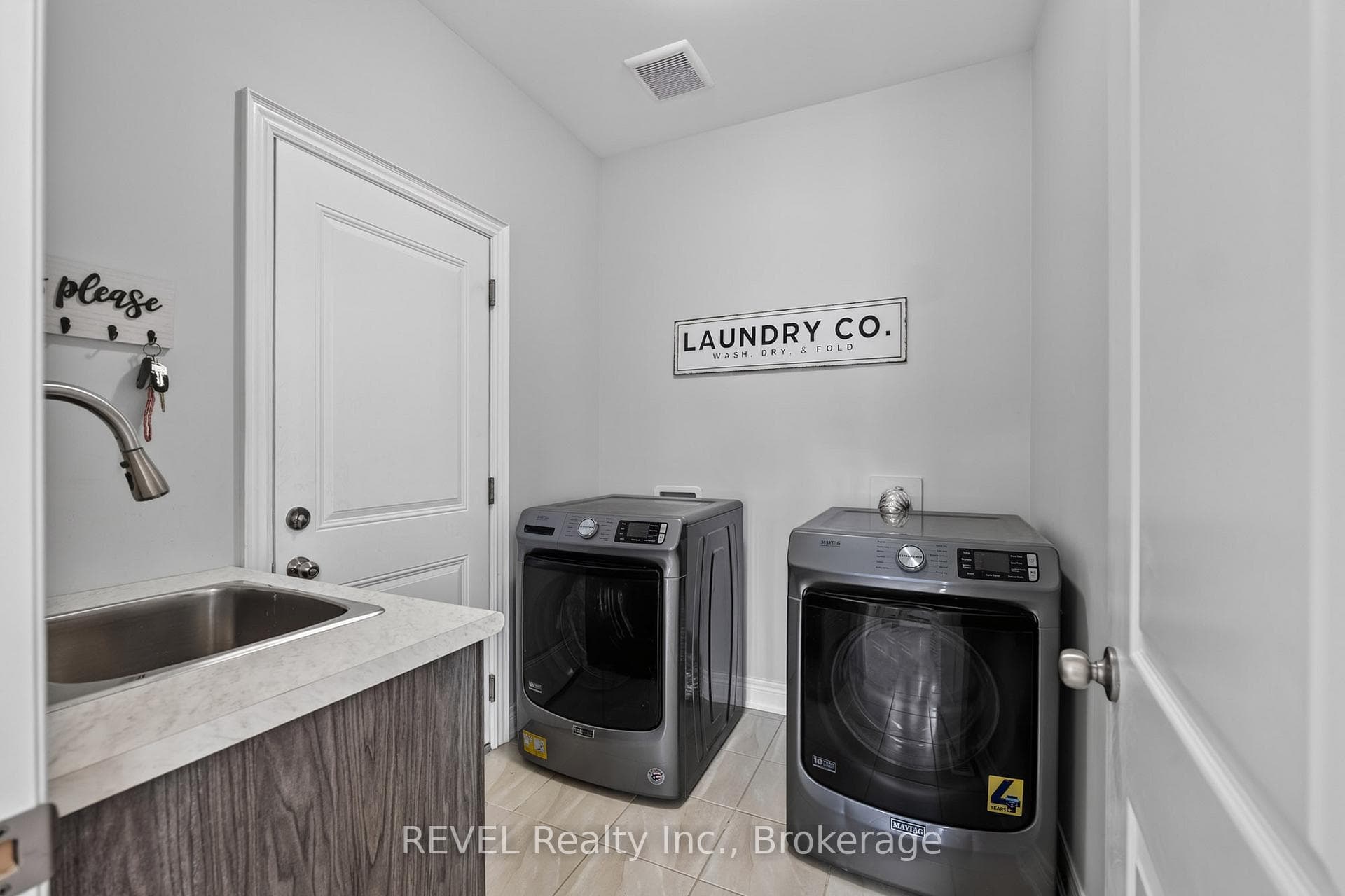 881 Burwell Street photo 21