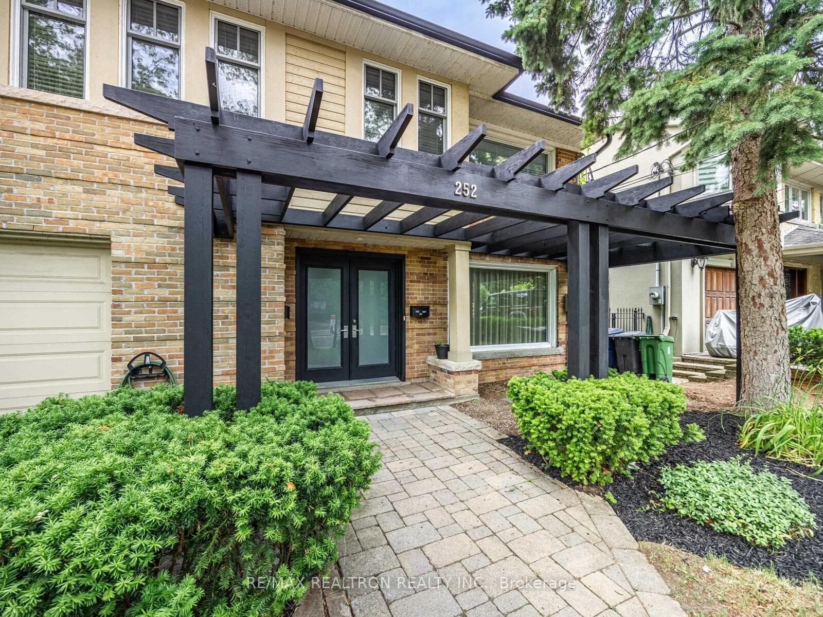 252 Ellis Avenue photo 3