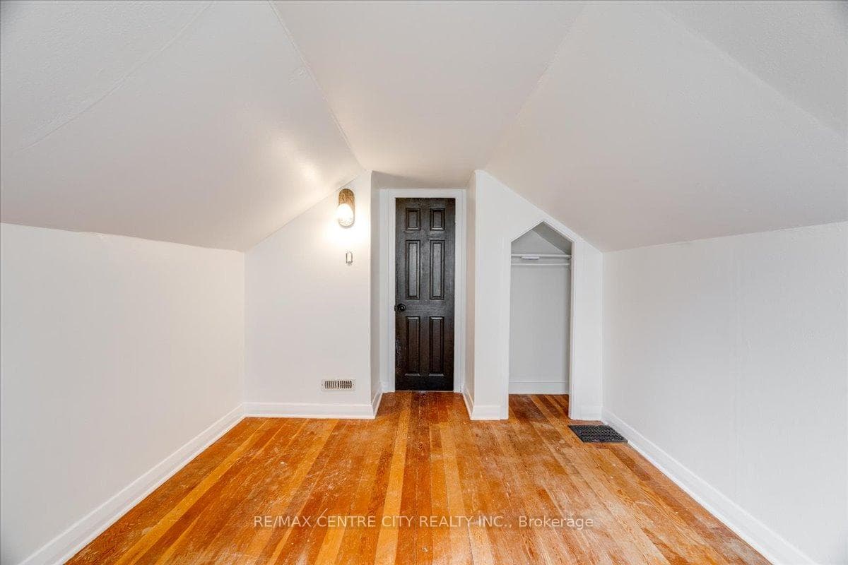 549 Victoria Street photo 22