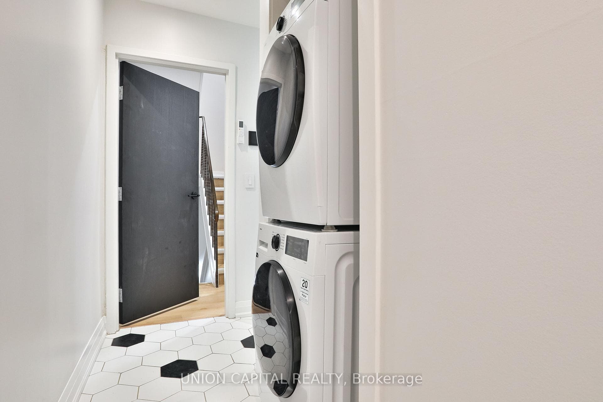 612 Gerrard Street Unit 1 photo 14