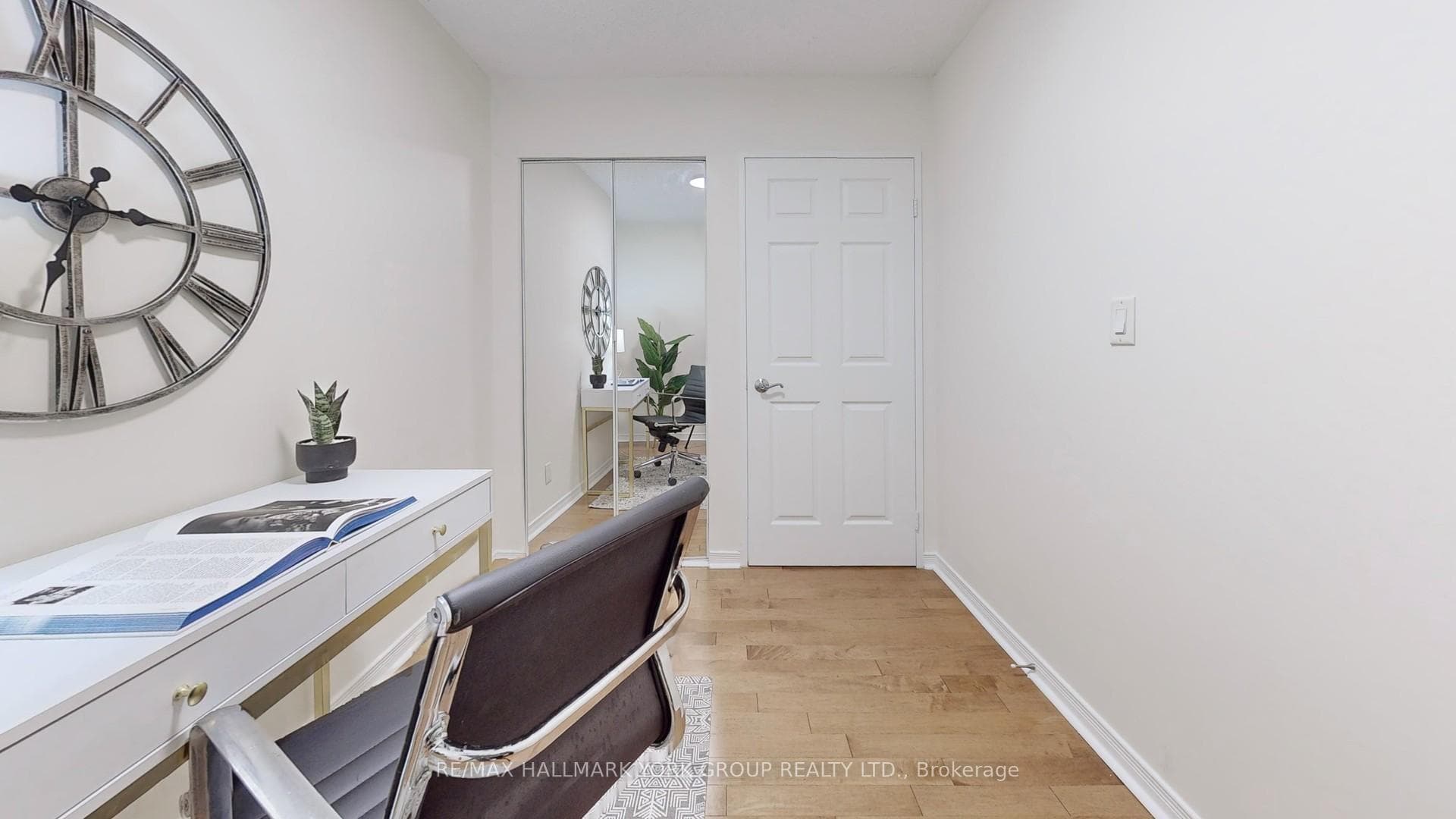 245 Davisville Avenue Unit 512 photo 20