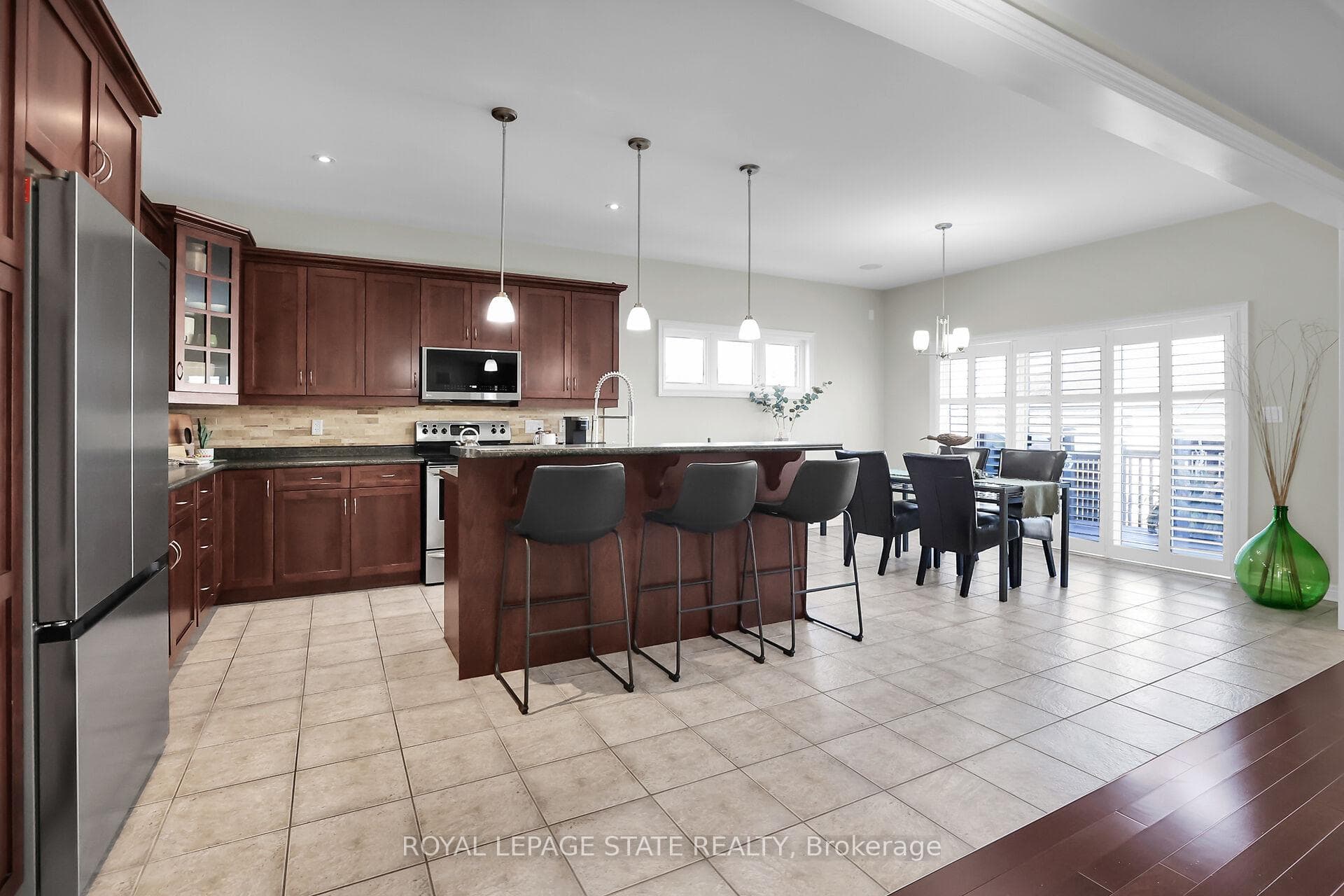 Eat-In Kitchen/Island