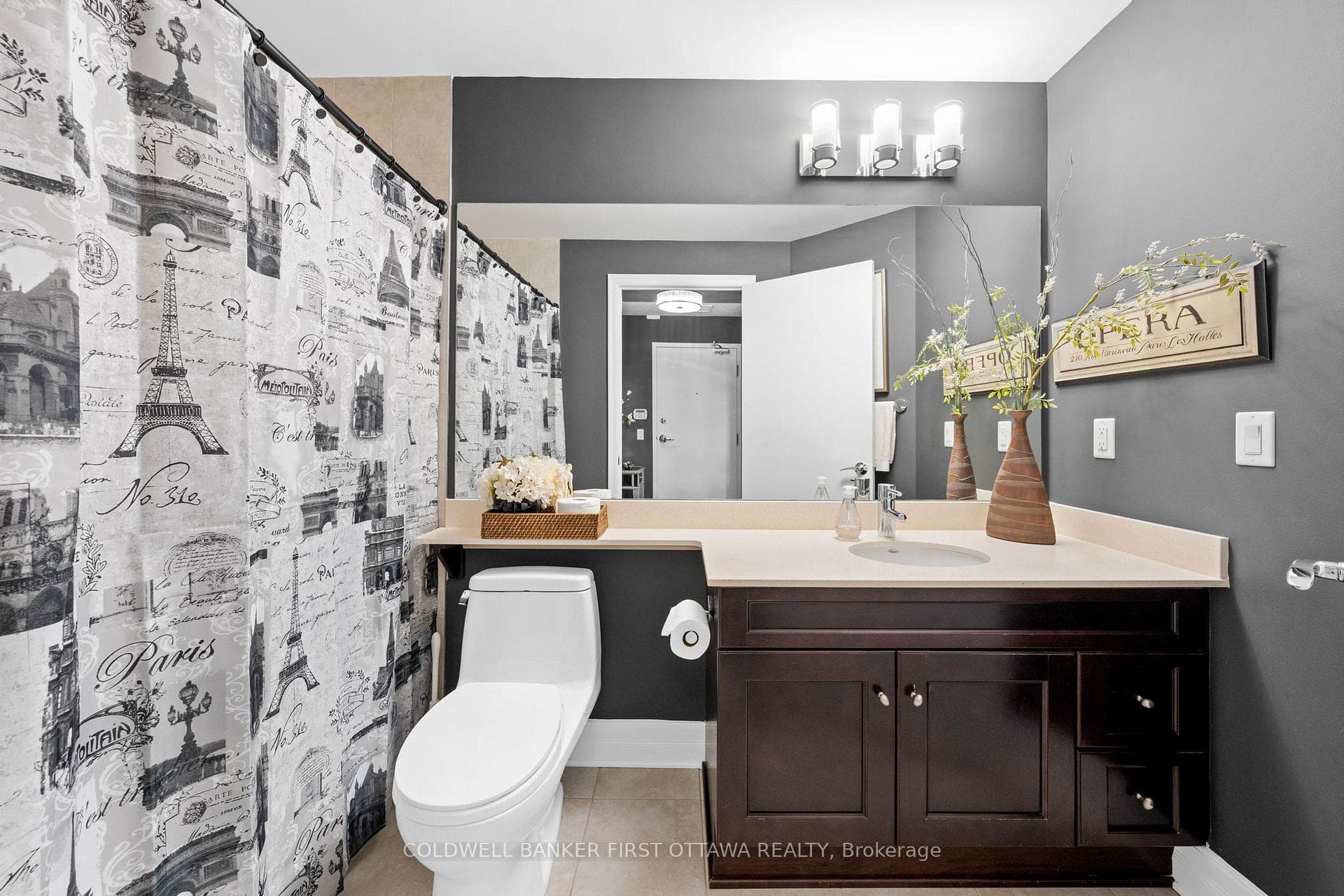4 Piece full bath w spacious granite countertop.