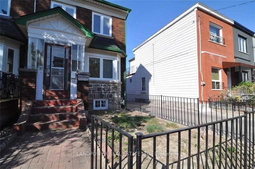 140 Manning Avenue Unit Upper photo 1