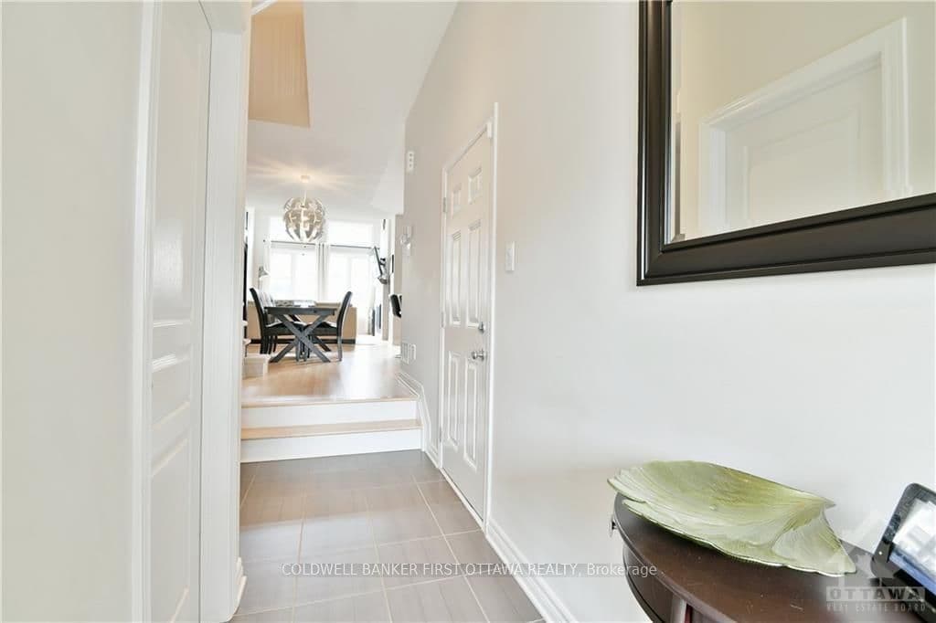 293 SHINLEAF Crescent photo 4