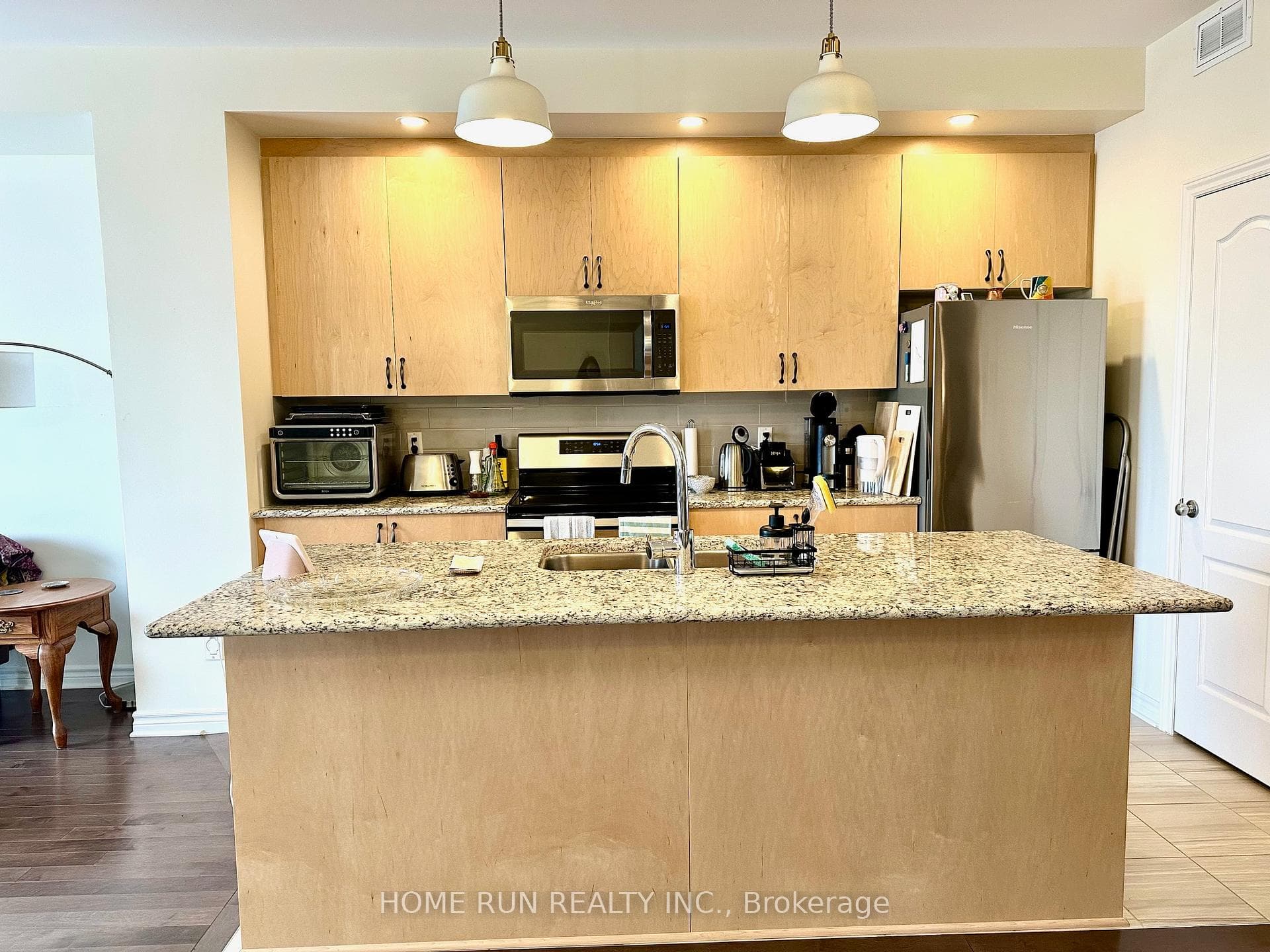 572 Labrador Crescent photo 4