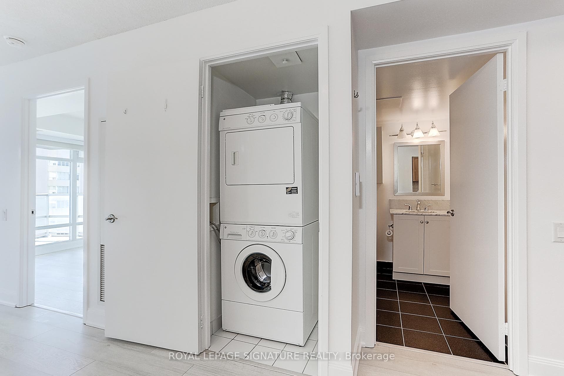 2181 Yonge Street Unit 1601 photo 19