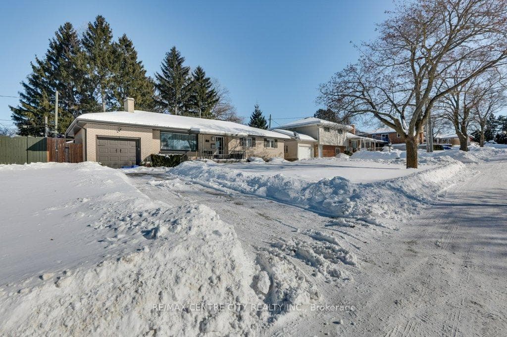 272 Burlington Crescent photo 2
