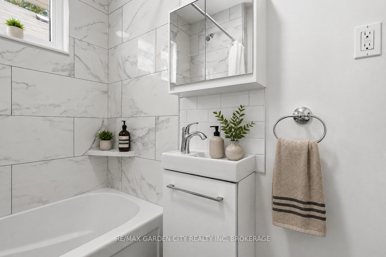 106 Carlton Street photo 13