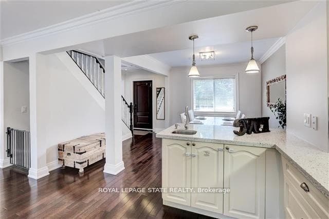 387 Burnhamthorpe Road photo 2