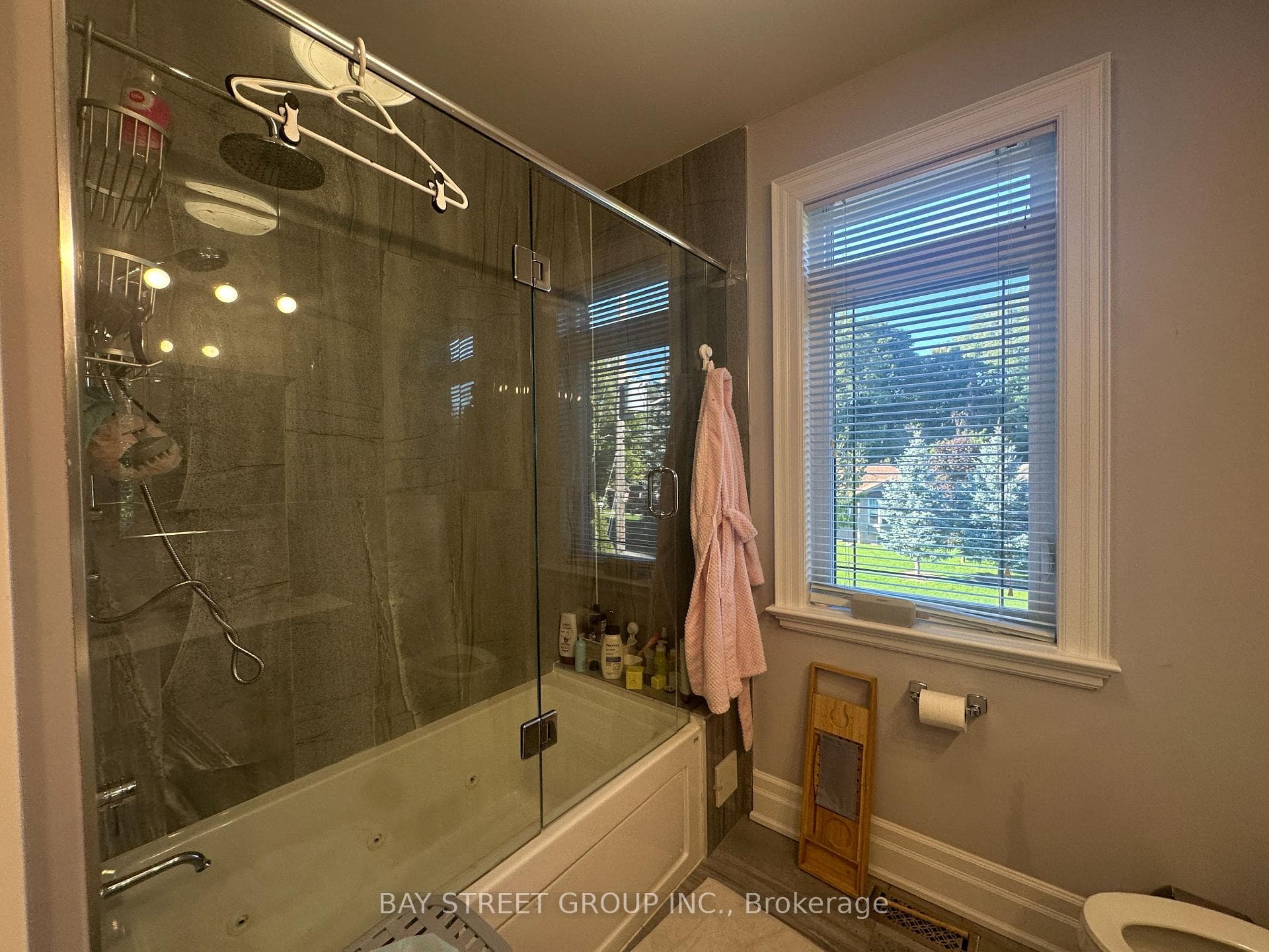 128 Thompson Avenue photo 34