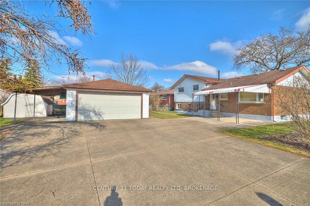 huge conc 6 car driveway w/double insul garage & c