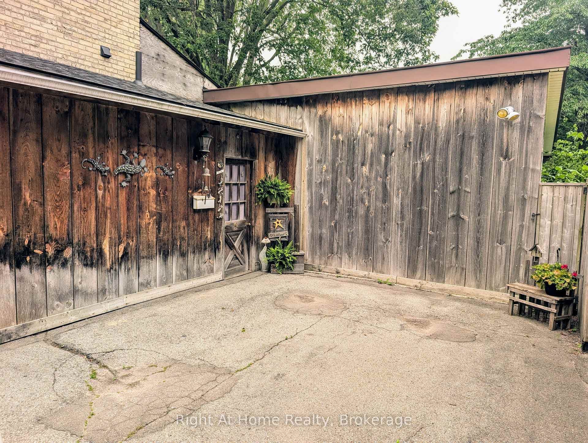 142 Douro St Street photo 22